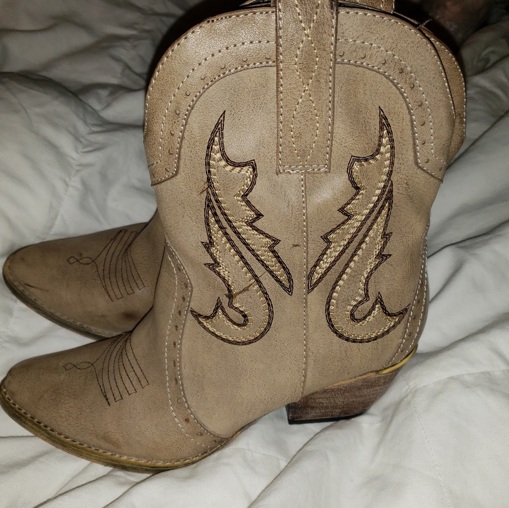 Very volatile tan cowgirl boots